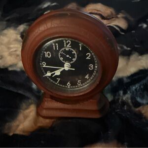 Small decorative Vintage Brown Table Clock-Needs batteries